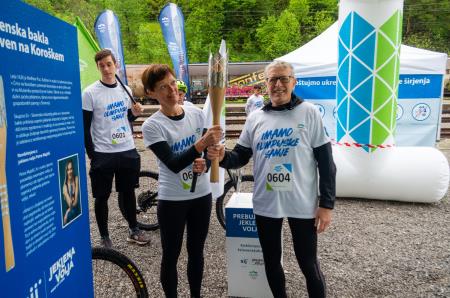 KLJUB KISLEMU VREMENU JE SLOVENSKA OLIMPIJSKA BAKLA V BOROVNICO PRINESLA OLIMPIJSKI ŽAR 13